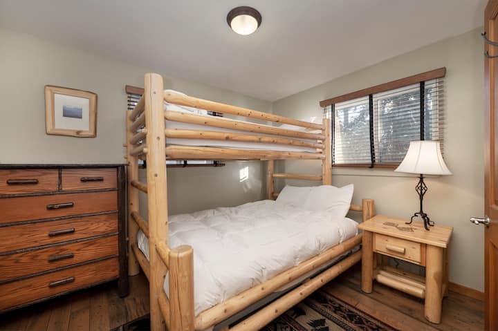 - מיטת קומותיים עשוייה מעץ עם מצעים נעימים ורהיטים מעץ טבעי בכל פינה - תריסי חלון מאפשרים אור בוקר או פרטיות מרגיעה בעת הצורך - מושלם לילדים, חברים או לכל מי שנהנה מאווירת בקתה בהרים