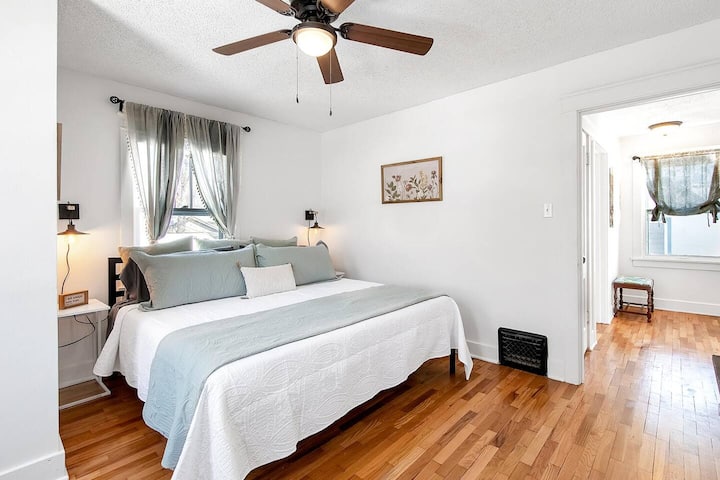 Druga spavaća soba s bračnim krevetom i udobnim namještajem