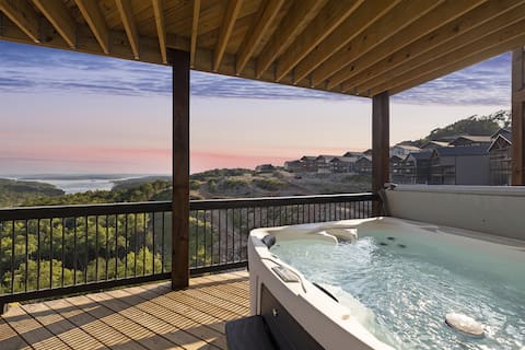 Luxe Lodge, HotTub, Theater & Lake View, SDC 3 min