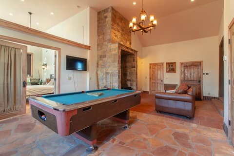 14 Guests, 5BR/2BA, Game room & Spacious Living