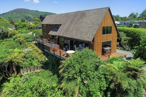 Pukeko Landing | Stunning Lake Views with Spa Pool