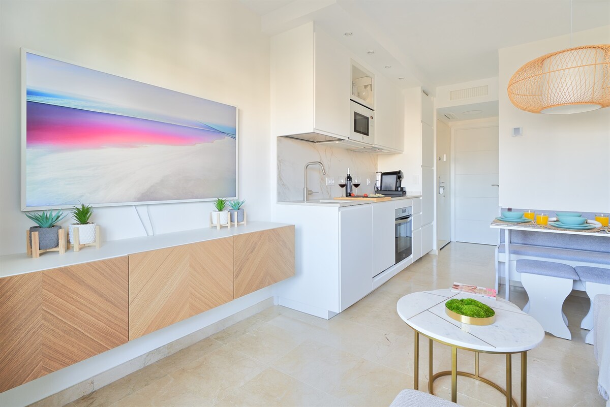 Propiedad de Airbnb exitosa: Seaside Retreat with Terrace, Seaview & Smart Home en Benalmádena