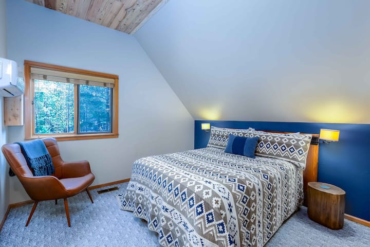 Dormitorio tamaño queen en la planta superior