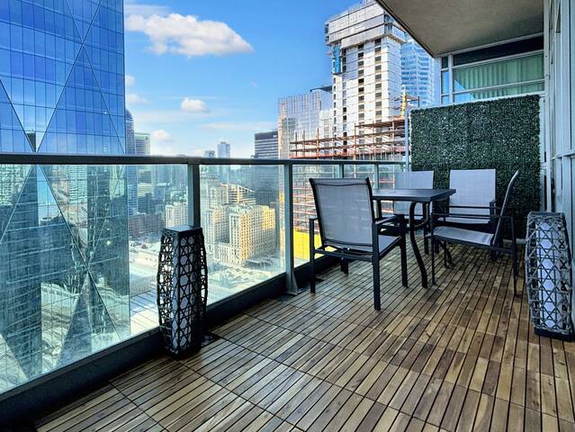 Chic 3BR – Free Parking – Downtown – City View gallery image 4