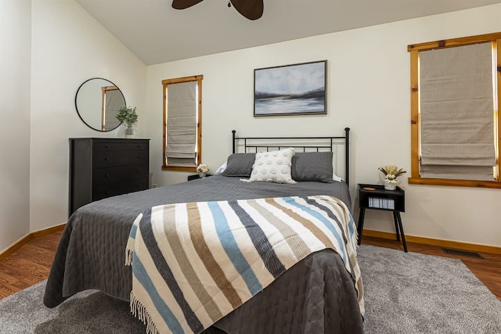 3br Ridge Home · Hot Tub, Firepit & Valley Views - Carbondale, IL