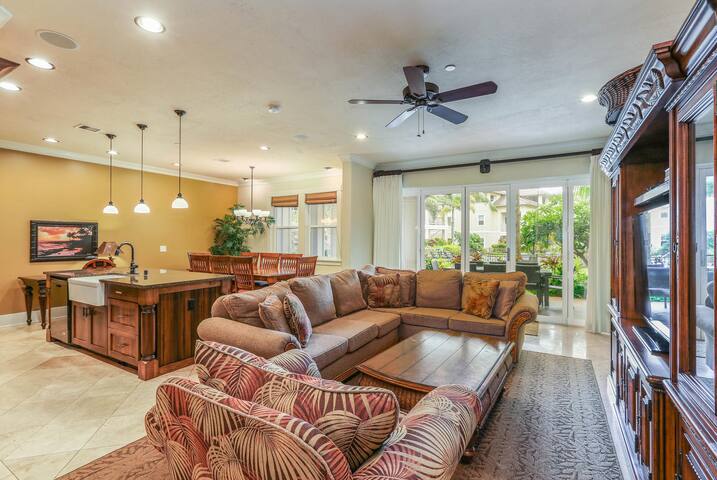 Ground Floor Luxury Penthouse at The Villas | F100 gallery image 2