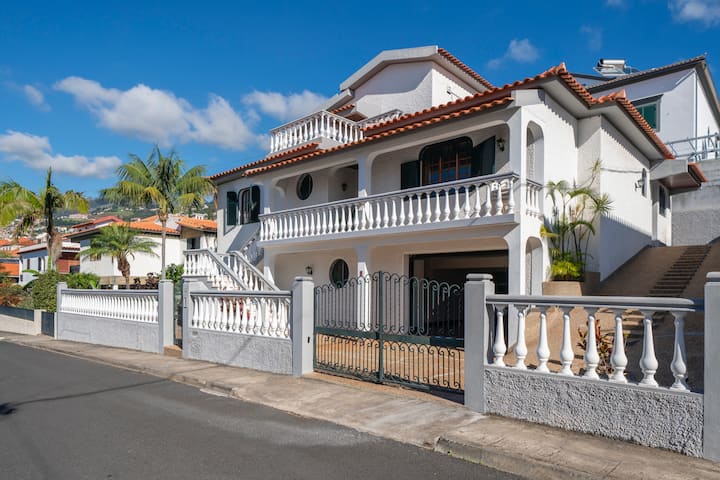 Grand Traditional Villa In Funchal | Belleveva - Madeira