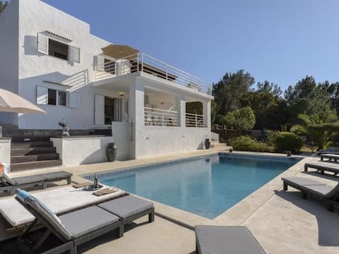 Villa with pool and sea views