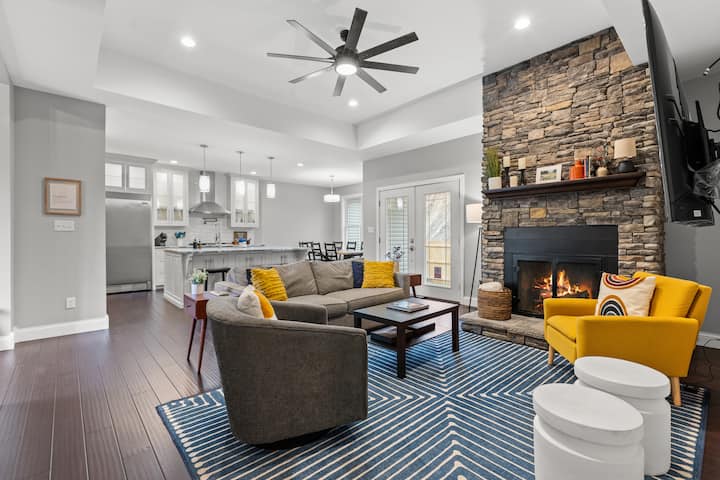 Fun House w/ HotTub| Theatre | Gameroom| Sleeps 16