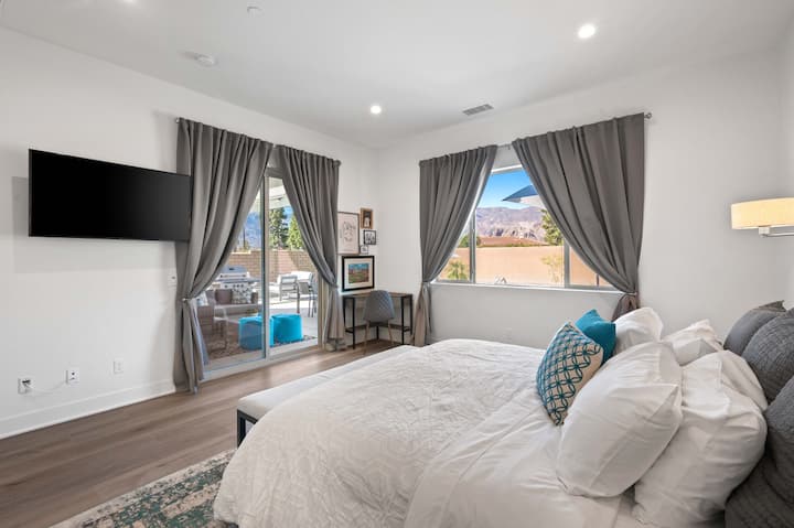 Dormitorio principal con cama tamaño king, TV de 43pulgadas