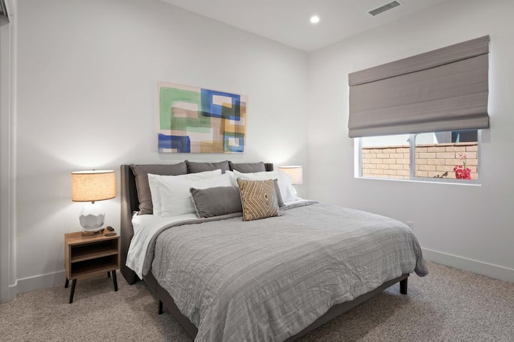 Segundo dormitorio con cama tamaño king, TV de 50pulgadas.