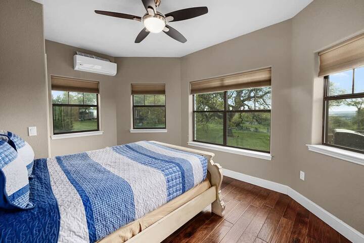 Çlodhu në një dhomë gjumi të projektuar për çlodhje dhe rehati maksimale.
