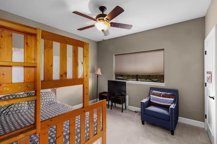 Pusho i qetë në pushimin tonë të qetë dhe të rehatshëm në dhomën e gjumit.
