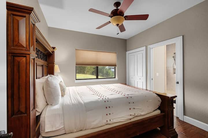 Çlodhu në një dhomë gjumi të projektuar për çlodhje dhe rehati maksimale.
