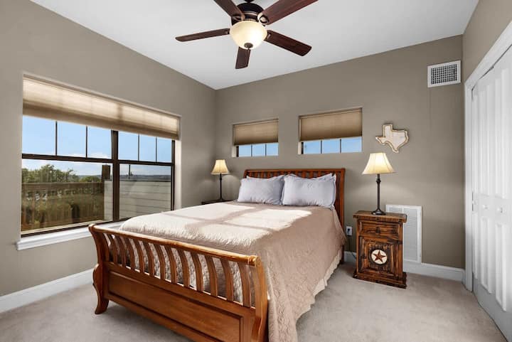 Ambienti ynë i rehatshëm i dhomës së gjumit është streha jote e përkryer për një gjumë të mirë.
