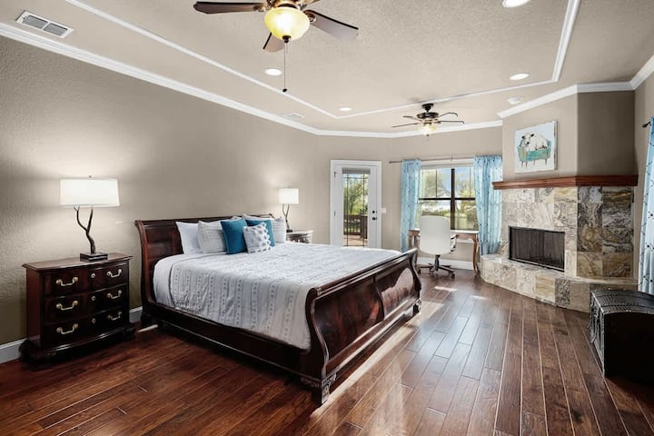 Çlodhu në një dhomë gjumi të projektuar për çlodhje dhe rehati maksimale.
