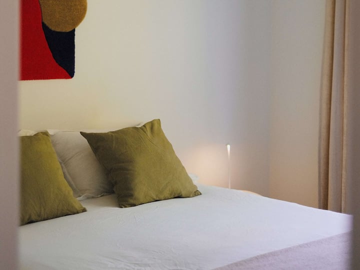 Chumba cha kulala cha ghorofa ya chini kilicho na kitanda cha ukubwa wa malkia