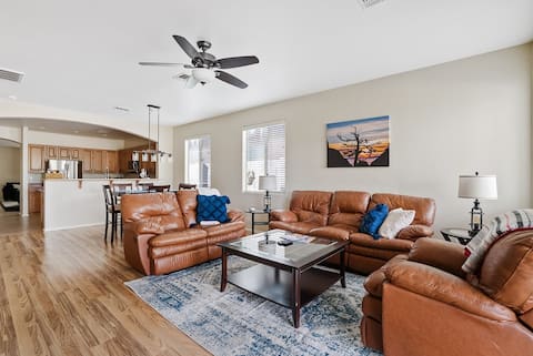 Popular Airbnb listing: Resort community! 4 Pools, Pickle ball, Golf, etc! in San Tan Valley