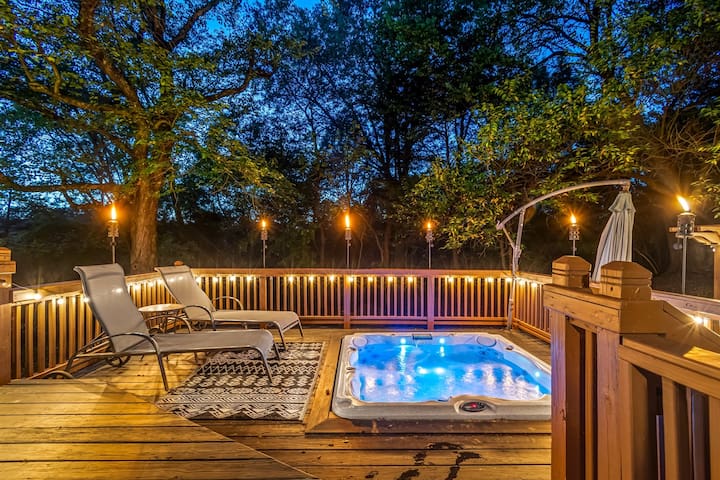 Hillside Hot Tub Hideaway! King Bed / Fire Pit