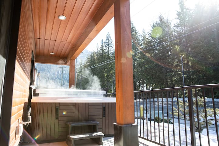 Absolutely Revy - Ground Level Condo With Hot Tub - Revelstoke Mountain Resort, BC