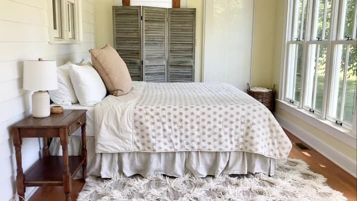 เตียงคิงไซส์ในระเบียงนอนกว้างขวางของ The Carriage House