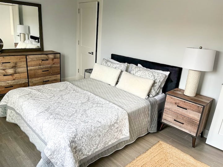 Dhoma e tretë e gjumit në katin e sipërm me krevat dopio "queen" dhe pamje