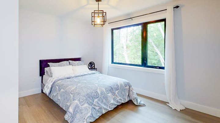 Dhoma e dytë e gjumit në katin e sipërm me krevat dopio "queen" dhe pamje