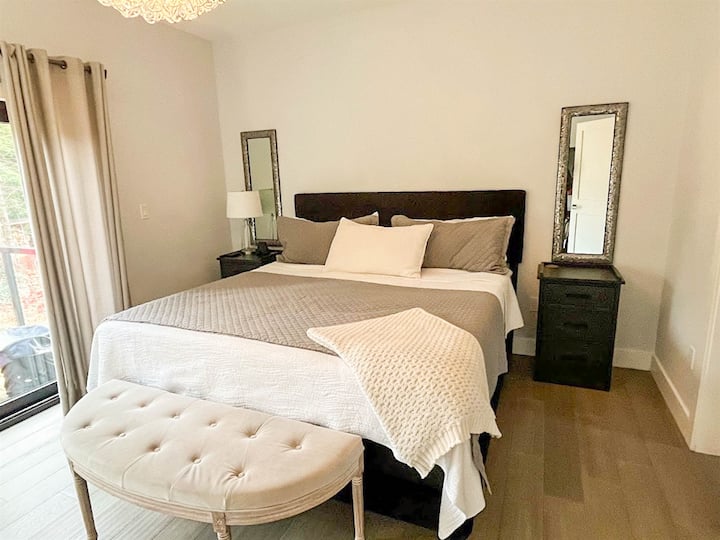 Dhomë gjumi premierë në katin kryesor me qasje të lehtë në verandën e oborrit të pasmë