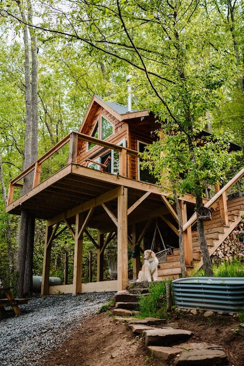 Highland Cow Off-Grid Treehouse w/Views 23 Acres