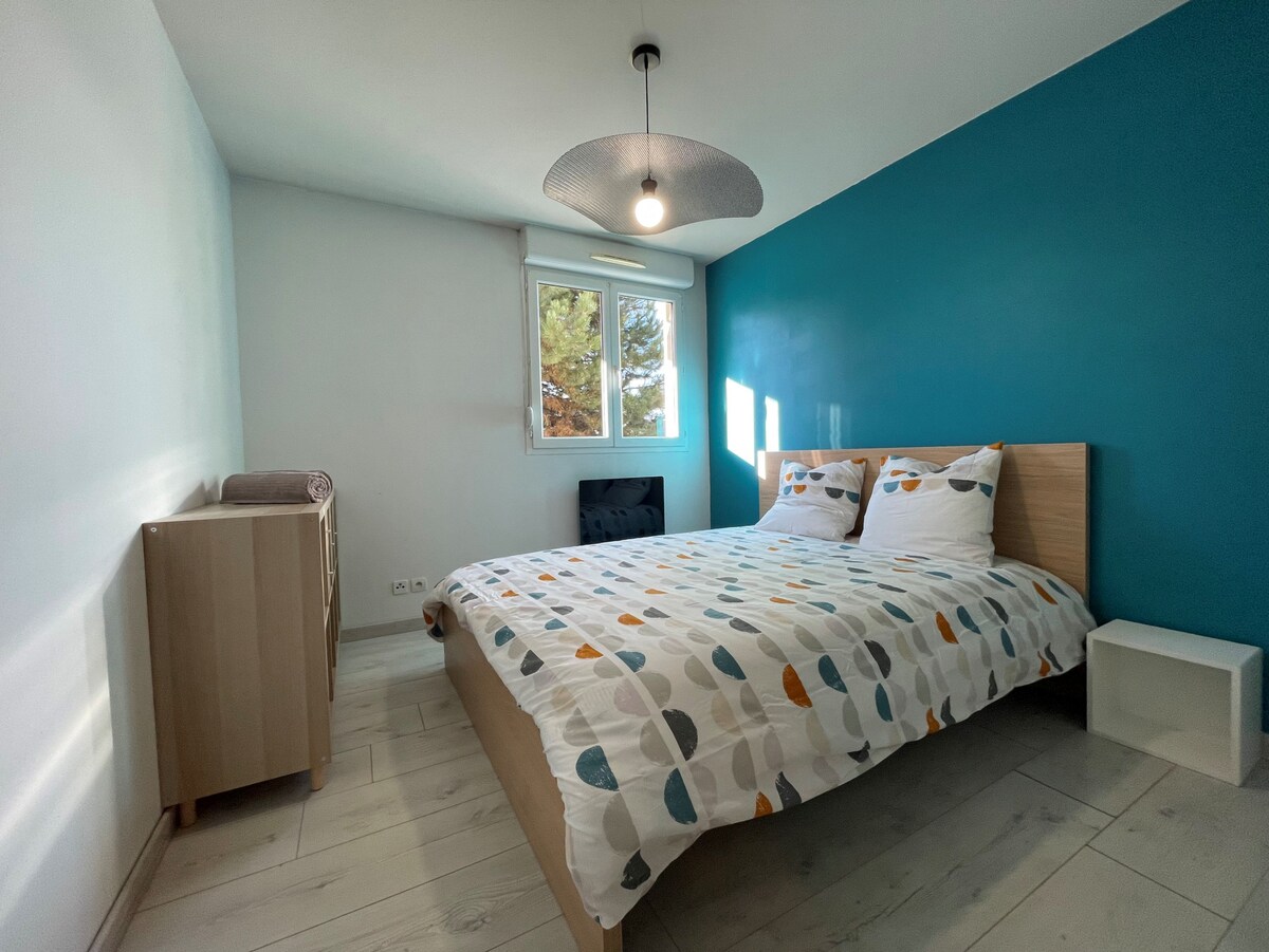 سرير 160 سم في غرفة النوم.