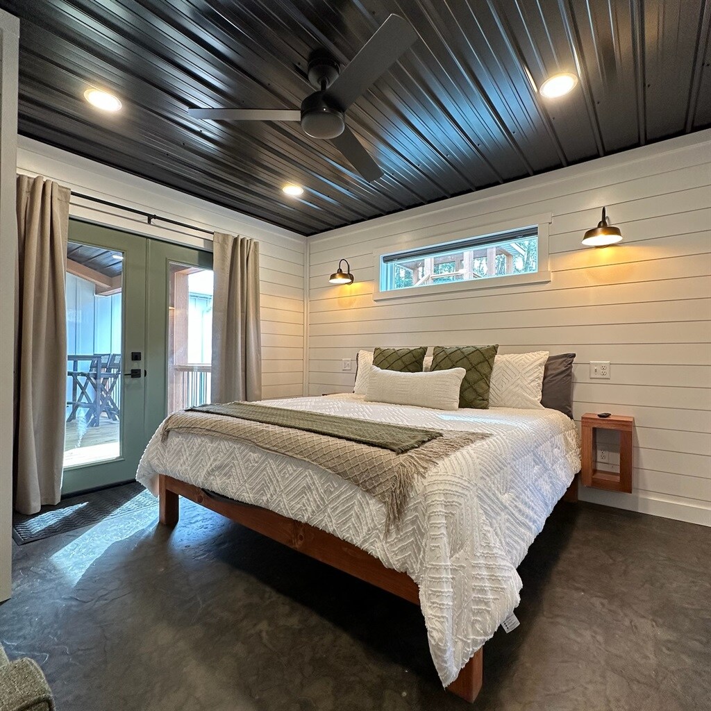 Još jedna spavaća soba s bračnim krevetom i kupaonica! Smješten u stražnjem dijelu glavne kuće, ovaj udobni apartman ima podno grijanje, vlastitu kupaonicu, veliki Roku TV s ravnim ekranom i odličan pristup natkrivenom prolazu i masažnoj kadi kroz francuska dvokrilna vrata! 