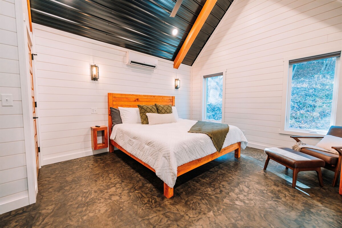 Privatna spavaća soba s bračnim krevetom i kupaonicom ima madrac od memorijske pjene, vlastiti kutak za kavu i veliki TV s ravnim zaslonom i sustavom Roku, a pogled je na okolnu šumu! Ima i podno grijanje! 