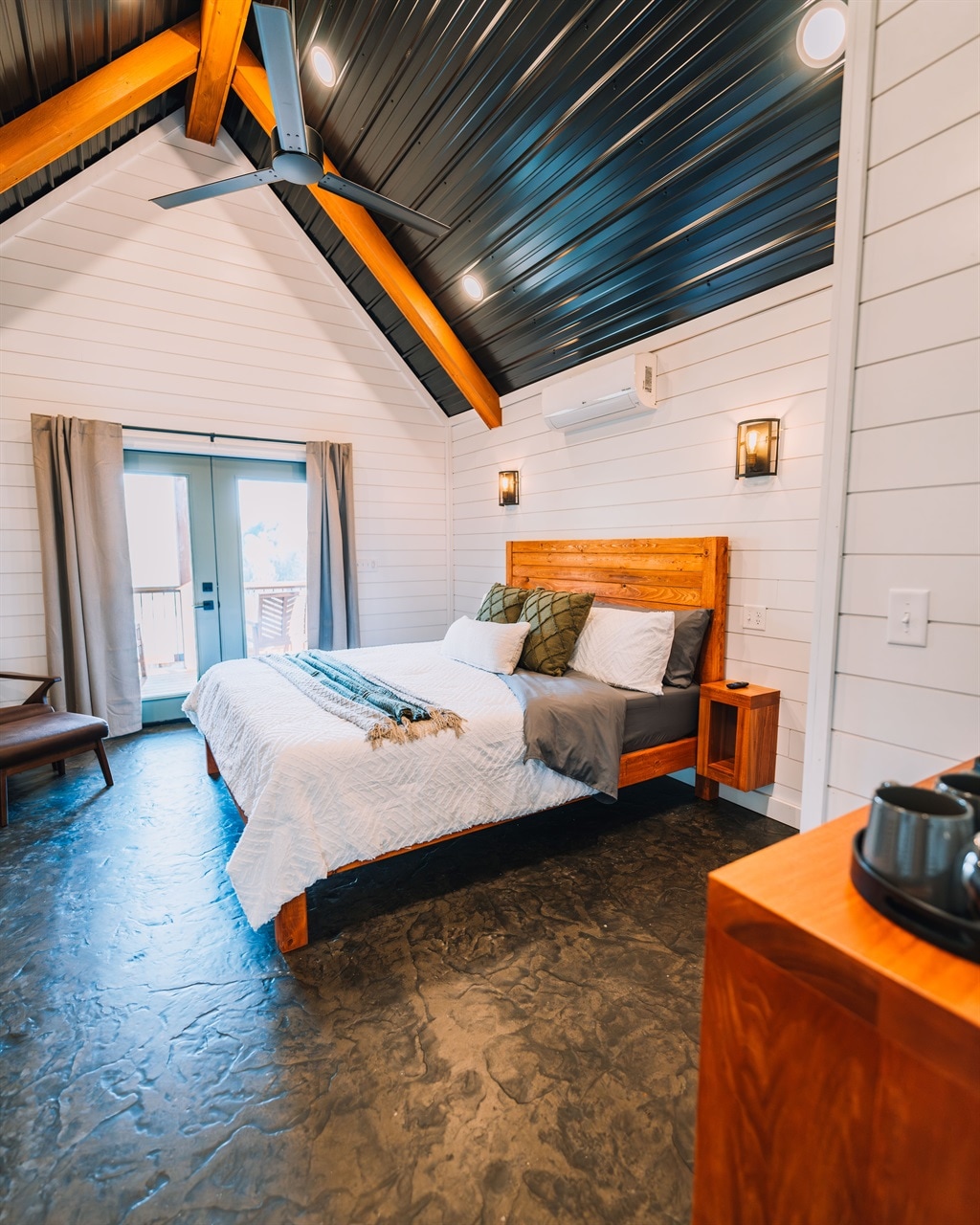 Apartman Cali-king nudi opuštajuće i uredno iskustvo, s prekrasnom ravnotežom drva, metala i betona, koja prelazi u meku rasvjetu i posteljinu. Na slici se ☺️ ne vidi veliki Roku televizor s ravnim ekranom koji se nalazi nasuprot kreveta. 