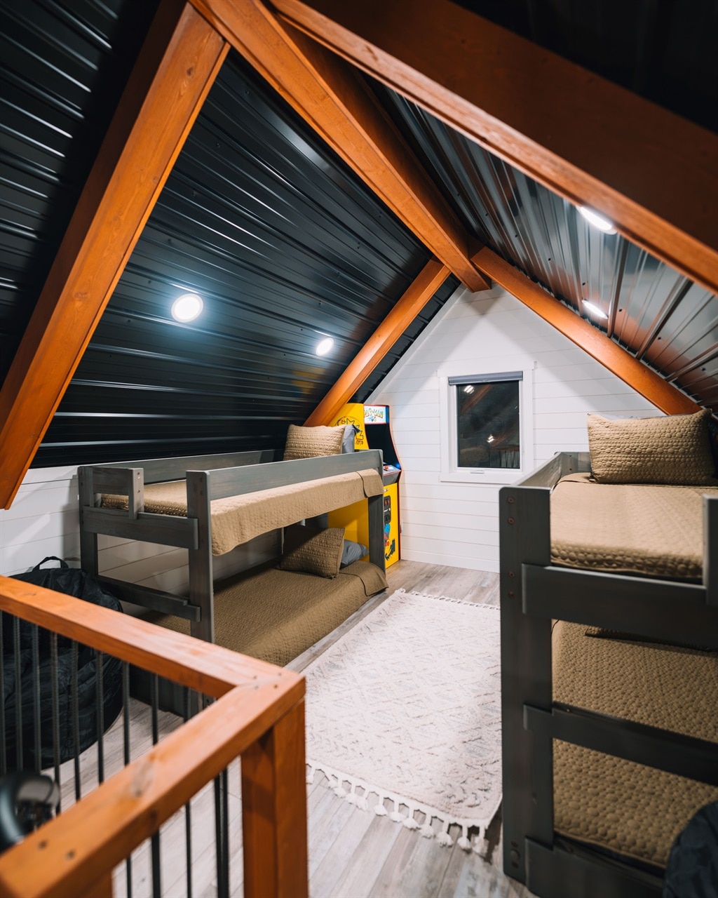 Potkrovlje s krevetima na kat s madracima od memorijske pjene, 2 fotelje u obliku vreće, retro igra PAC-Man i razne igre na ploči. Madraci za dva odvojena ležaja samo su 12,7 cm kraći od madraca za bračni krevet ili većih madraca i prikladni su za goste svih uzrasta. 