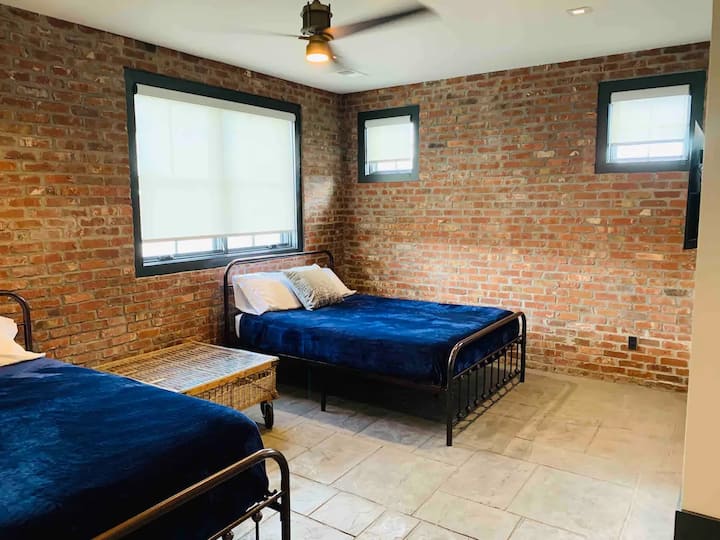 ห้องนอนผู้เข้าพักชั้น 1 มีเตียงควีนไซส์ 2 เตียงและสมาร์ททีวี 2 เครื่อง