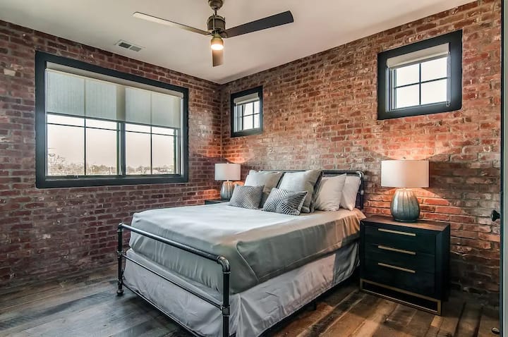 ห้องนอนผู้เข้าพักชั้น 3 มีเตียงควีนไซส์และห้องน้ำเต็มรูปแบบ