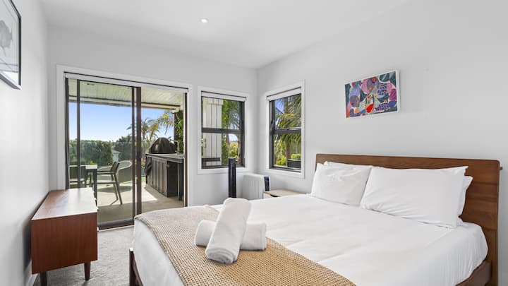 חדר שינה למטה עם מיטת קווין סייז והליכה בארון בגדים מס '2.