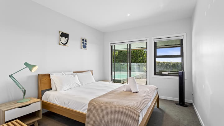 חדר שינה למטה עם מיטת קווין סייז והליכה בארון בגדים מס '1.