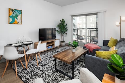 Popular Airbnb listing: Urban Retreat | Walk to Stadium, Free Parking in Fourth Ward