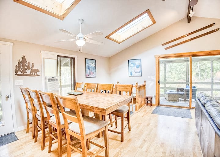 Chalet Near Downtown | Firepit + Porch | Pets - North Conway, NH