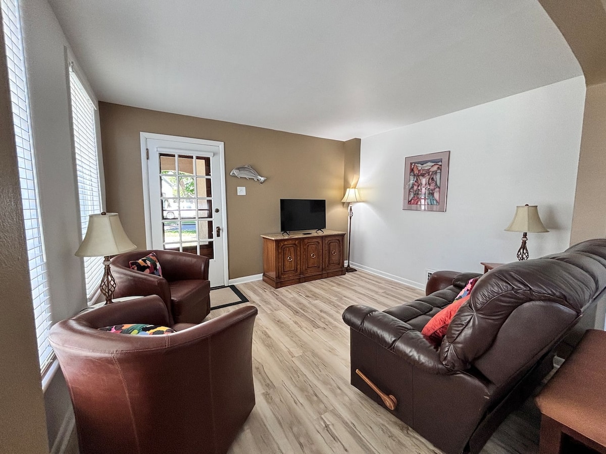 The Grizzly Den | 2 Blocks DT, River & UM - Apartments for Rent in
