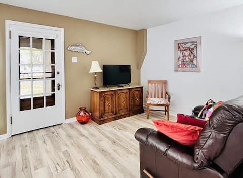 Successful Airbnb property: The Grizzly Den | 2 Blocks DT, River & UM in Missoula