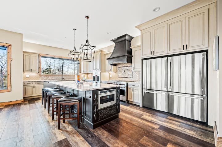 Majestic Paradise ~ Pickleball ~ Pool ~ Mtn Views