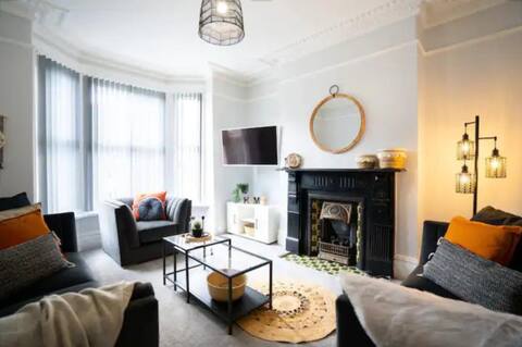 Top performing Airbnb: K Suites - Charming 5 bed House w/free parking in Armley