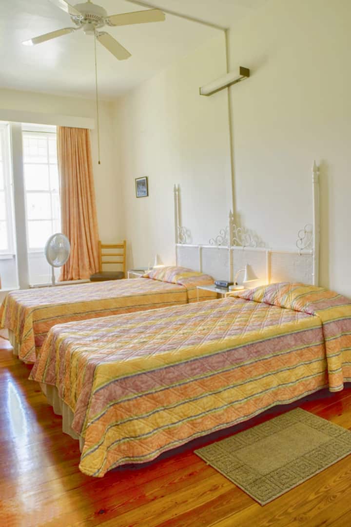 Spálňa 2 má tiež dve samostatné postele s kúpeľňou priamo na chodbe.