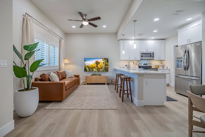 Modern Retreat •Pool/spa •Walk To Dining & Trails - Tucson, AZ