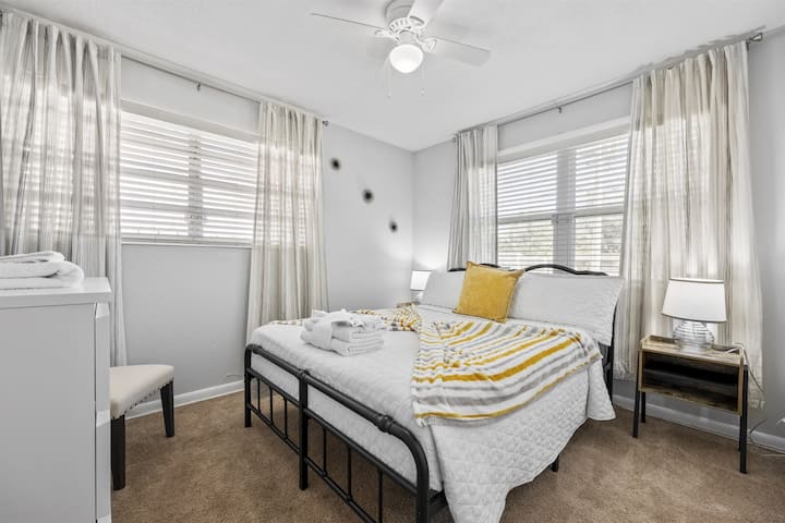 Oddýchnite si pokojne obklopený luxusnou jemnosťou a lákadlom manželskej postele a vyhrievajte sa v jej teple a útulnosti.