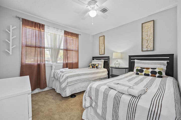 Útulné a pohodlné oddelené postele so všetkým, čo potrebujete na to, aby ste si pobyt užili.