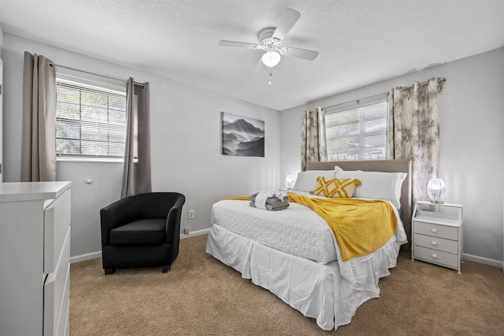 Oddýchnite si pokojne obklopený luxusnou jemnosťou a lákadlom manželskej postele a vyhrievajte sa v jej teple a útulnosti.