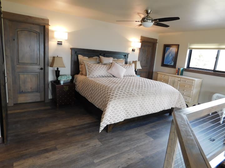 Kingsize bed, dubbele inloopkast.